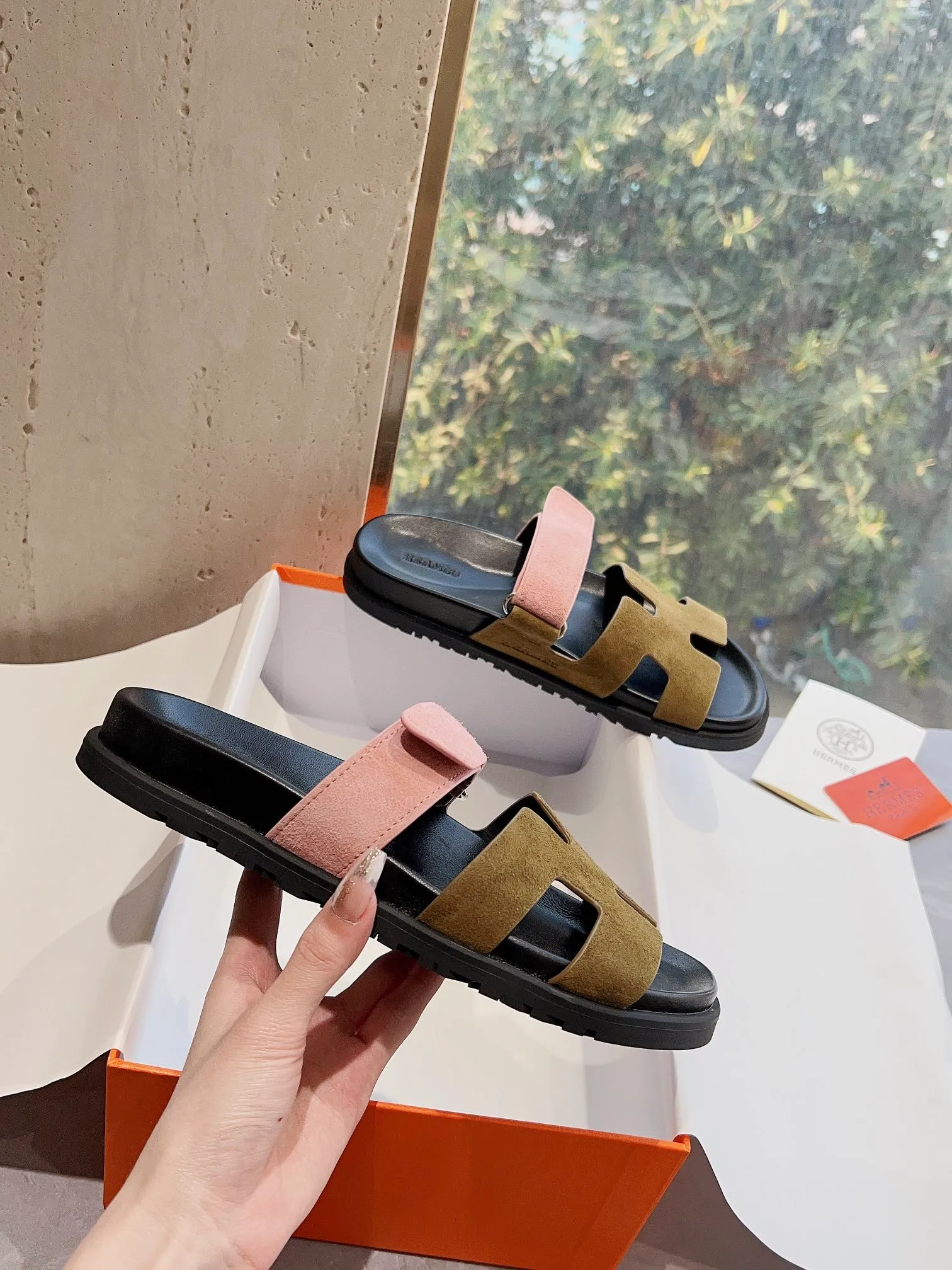 👟👟Ex-factory price 440👟👟 Men's size +10 H family 2024 spring and summer new style HERMES Hermes' recently popular couple's shoes, pig nose angle sandals and slippers, paired with various colorful socks, extremely trendy. Upper lining: imported original material. Outsole: non-slip and wear-resistant outsole. Size: Female 35-42 (40/42 non-returnable and non-exchangeable) Men’s size: 39-45 (45 is non-refundable and non-exchangeable)